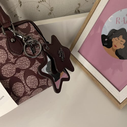 كوتش روان برغندي 18cm + تعليقة النجمة ( مراية )