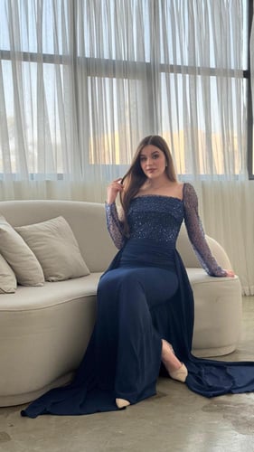 فستان سهرة بعدة الوان مزين بترتر