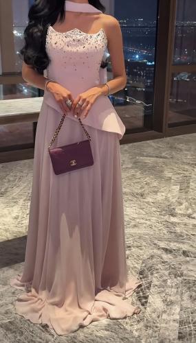 فستان سهرة مع شال لونين