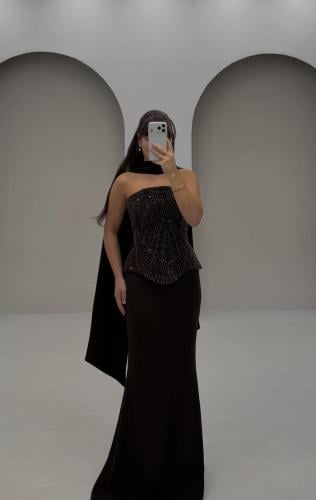 فستان سهرة بني مع شال