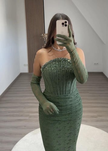 فستان سهرة دانتيل مع قلفز