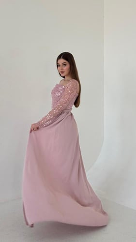 فستان سهرة بعدة الوان مزين بترتر