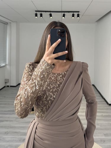 فستان سهرة مزين برداء خلفي