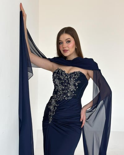 فستان سهرة كحلي مزين بكريستال