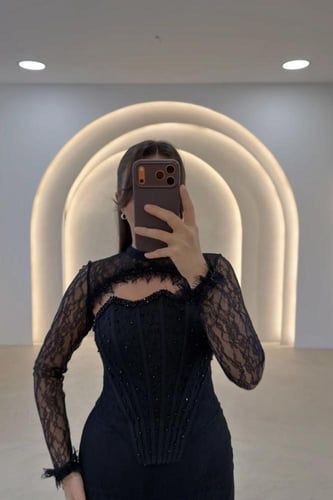 فستان سهرة دانتيل بأكمام