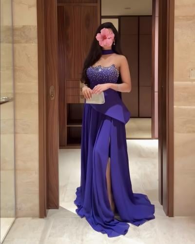 Evening dress with a waist belt