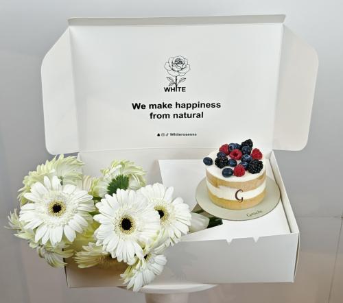 كيك جاناش بالتوت مع جربيريا ابيض فاخر