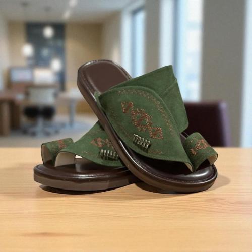 حذاء شرقي مطرز