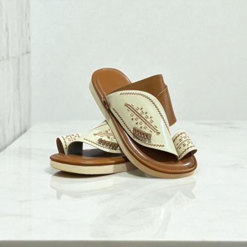 حذاء شرقي مطرز