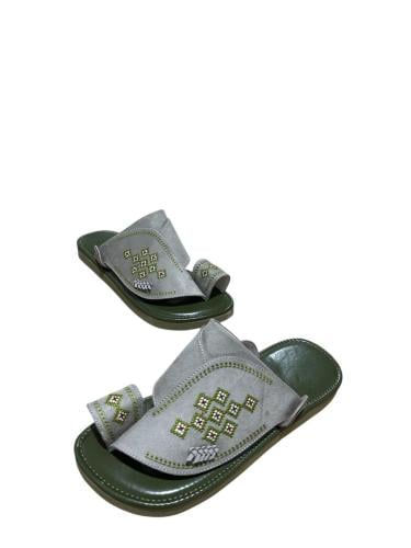 حذاء شرقي مطرز