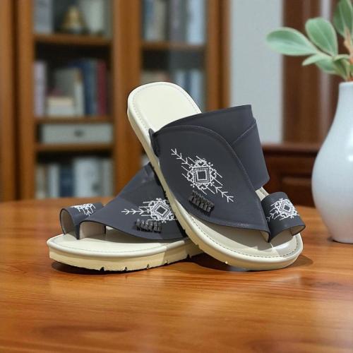 حذاء شرقي مطرز