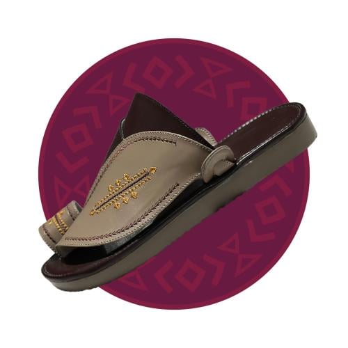 حذاء شرقي مطرز