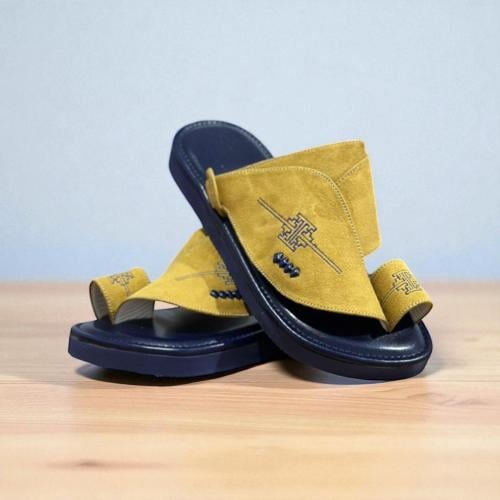 حذاء شرقي مطرز