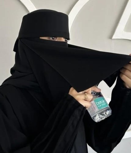 عرض اليوم الوطني نقاب + طرحة