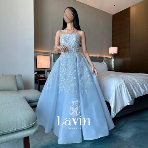 فستان رزان عبدالله السماوي مزين بالورود