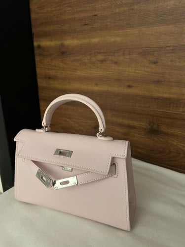 شنطة بيوند 22 كيلي ستايل مع ستراب- باودر بينك (ورد...