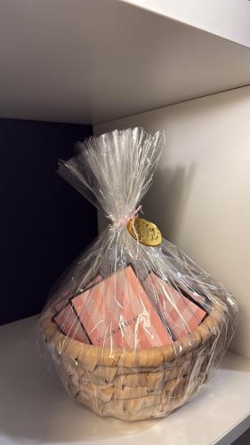 سلة العيد ( ١٢ كرت من العطر بـ ثيم فكتوريا سيكرت ) شامل السلة والتغليف