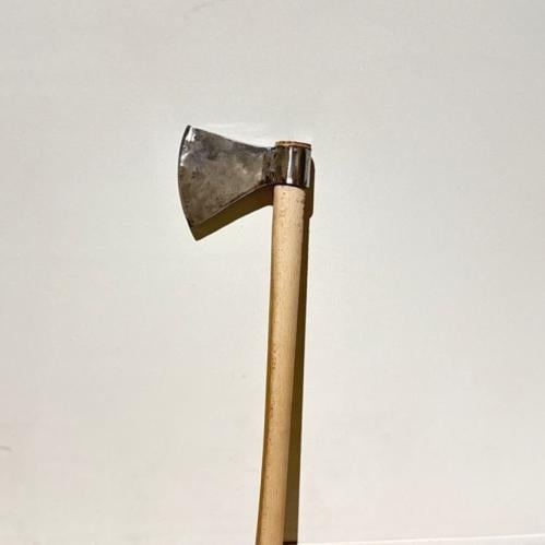 فأس طرق يدوي