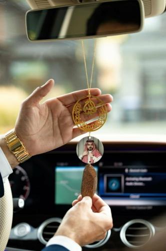 تعليقة سيارة بالاسم مع الصوره