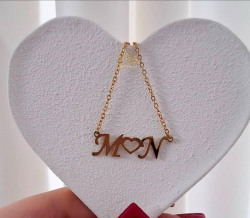 عقد يجمع-حرفين في بريق الذهب عيار 21.