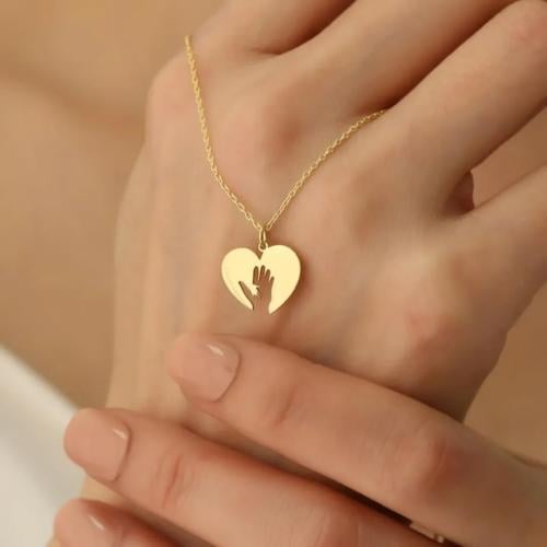 قلادة - لمسة حنان - تصميم قلب اليدين
