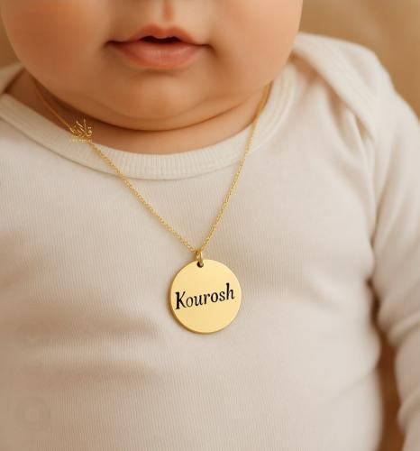 عقد دائري مطلي بالذهب بتصميم ناعم