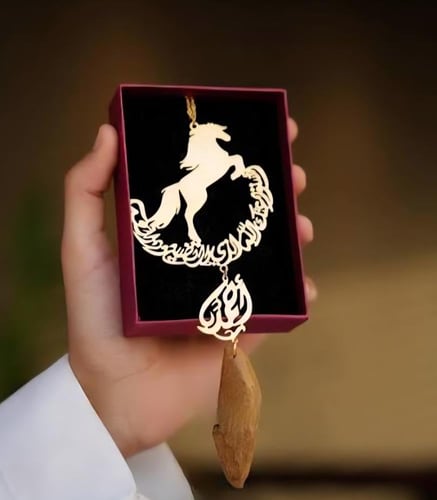 تعليقة سيارةبالاسم - الحصان الاصيل مطليه بالذهب