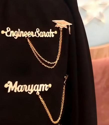 *هدايا تخرج**بروش تخرج مطلي بالذهب*