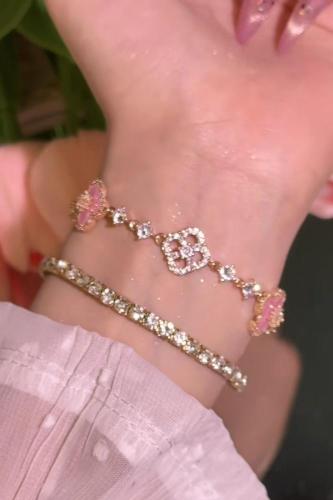 أسواره بريق الأناقة لمعصمك