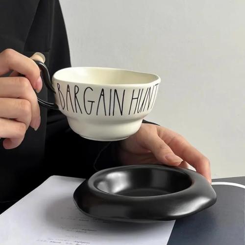 كوب سراميك مع صحن اسود