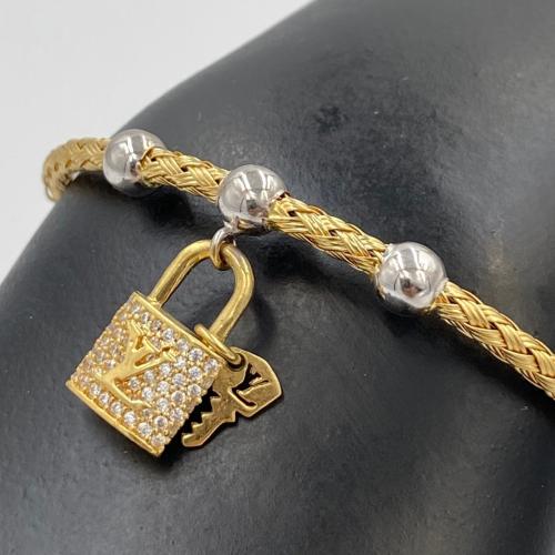 أسوارة ذهب عيار 18 تصميم لويس فويتون قفل ومفتاح