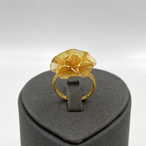 خاتم ذهب عيار 21 بوزن 3.4 جرام بتصميم زهرة ذهبيه