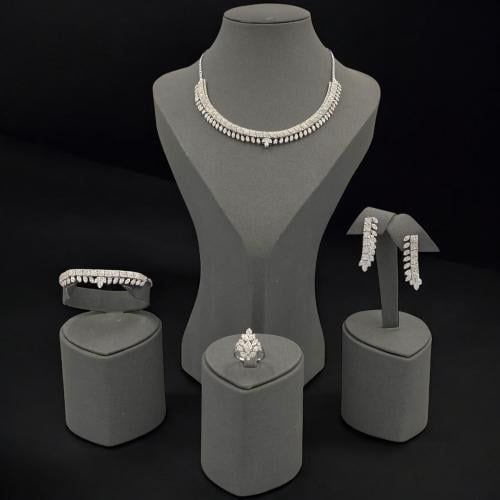 طقم ذهب ابيض عيار 18 تصميم ألماس بوزن 46.4 جرام