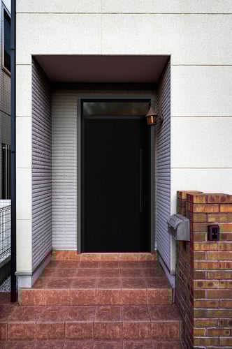 باب خارجي المنيوم درفة واحدة مع ثابت علوي