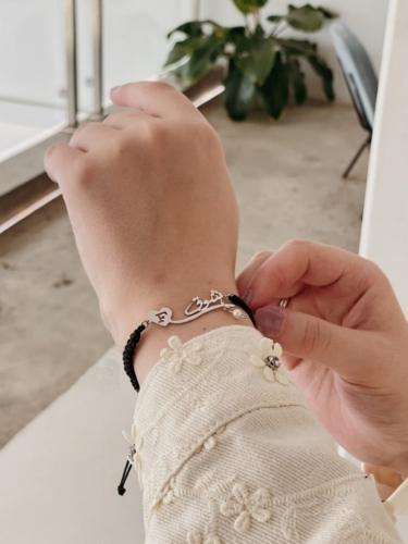 سوارة بالأسم مع حرف مطلي بالذهب والفضة