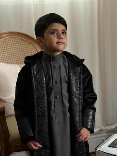 فروه انيقة بأطراف جلد للاطفال بالاسم