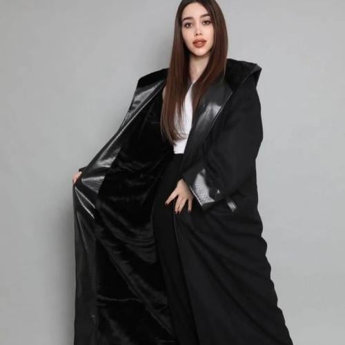 فروه اسود نسائي مع جلد أكمام