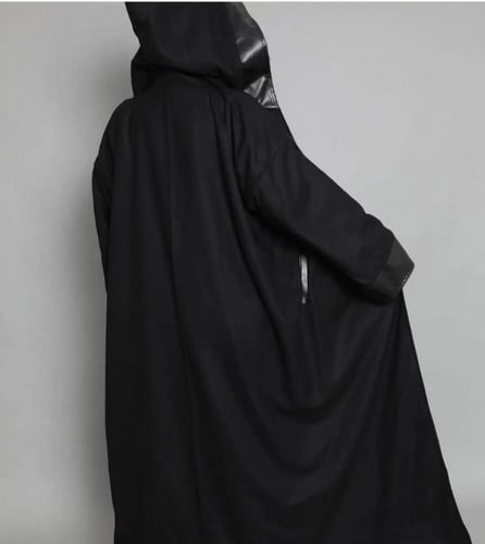 فروه اسود نسائي مع جلد أكمام