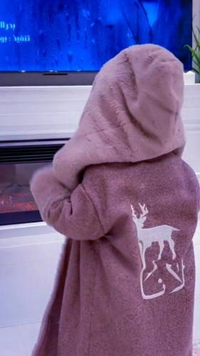 فروة بناتي مع تطريز لون وردي