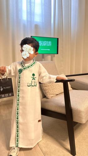 دقلة أطفال اليوم الوطني باللون الأبيض