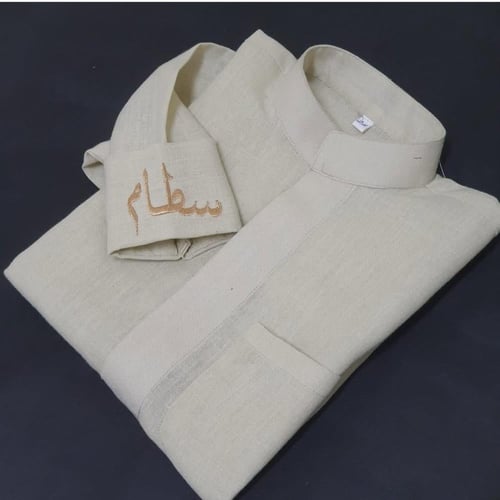 ثوب سكري ولادي مطرز بالاسم الكم