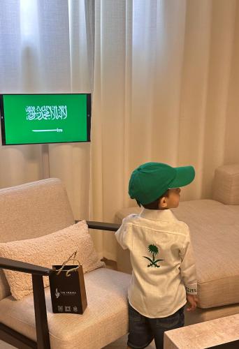 قميص كتان بطريز سيفين ونخلة