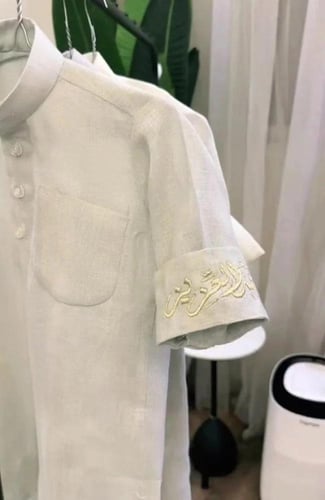 ثوب سكري ولادي مطرز بالاسم الكم