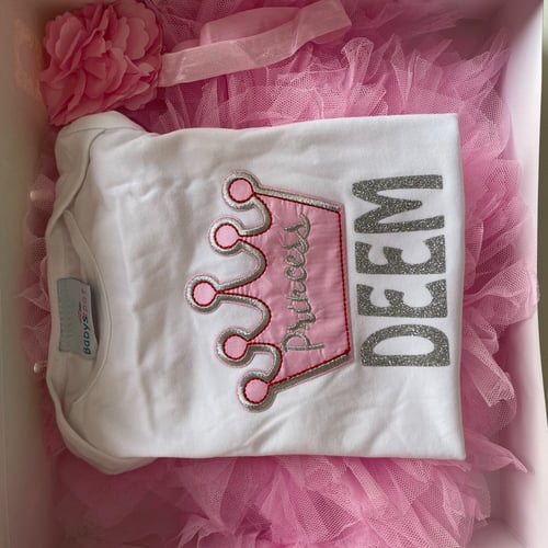 هديه مكونه من بربتوز بالاسم وتنوره وربطة شعر (بدون...