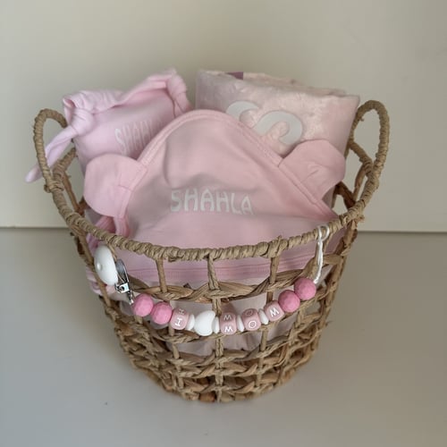 هديه بكج سله بيضا ودميه وبطانيه