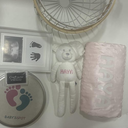 هديه عباره عن بطانيه وعجين البصمه وفريم الطفل في س...