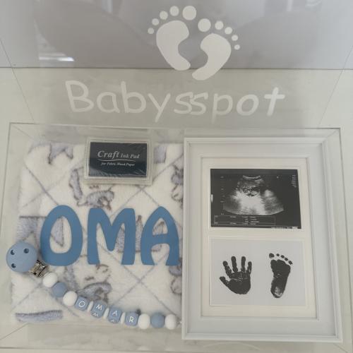 بوكس اكلرك مع بطانيه وفريم ابيض صوره الطفل مع بصمت...