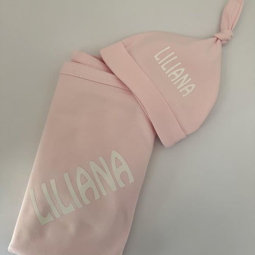 هديه عباره عن بطانيه وتعليقه وبربتوزين وقبعه وقفاز...