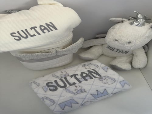 بكج هديه من بطانيه وفوطه ودميه