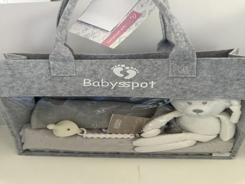 شنطه مع بطانيه وبربتوز ودميه وتعليقه ومصاصه